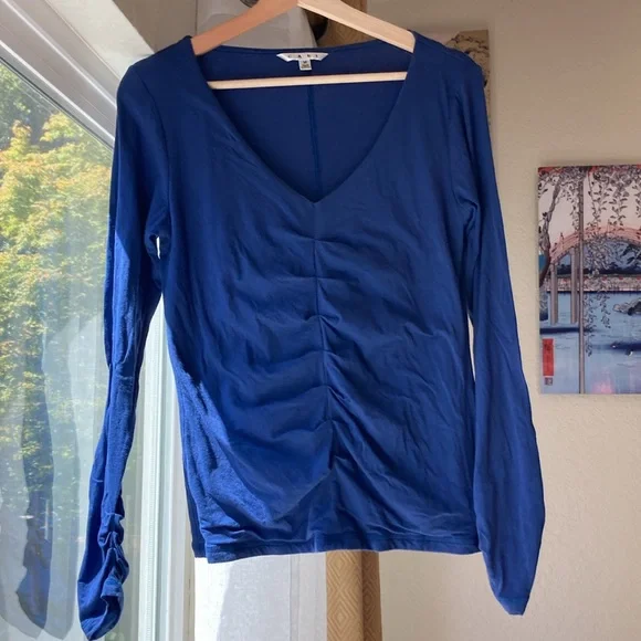 Women’s Dark Blue CAbi Ruched Fitted V Neck Shirt with ruched sleeves, size M - Picture 5 of 9